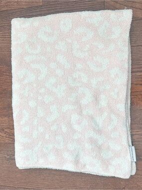 Cupcakes and cashmere Pink and white baby leopard blanket